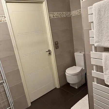 Cosy Parisian Upscale *